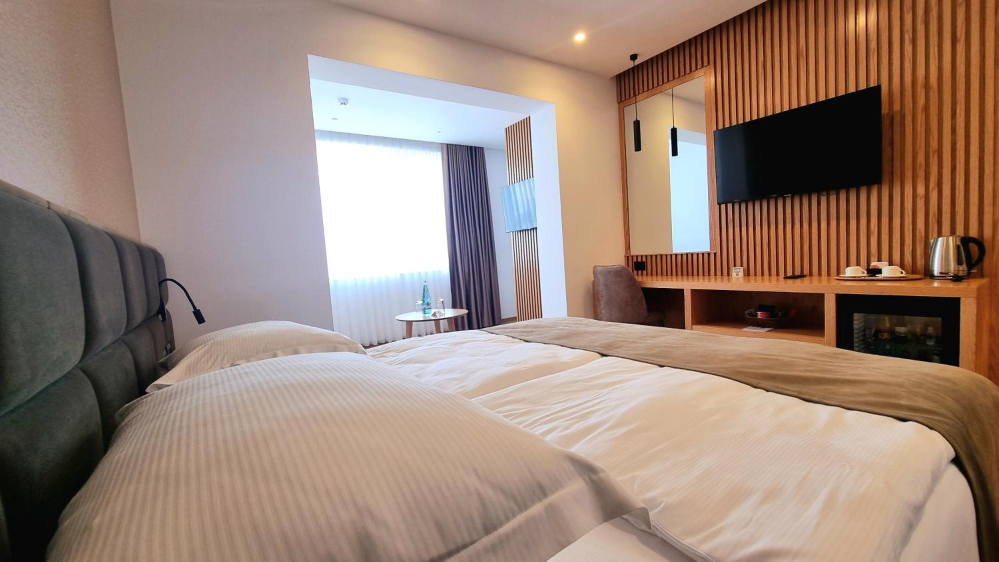 Sibb Hotel Tirana Zewnętrze zdjęcie